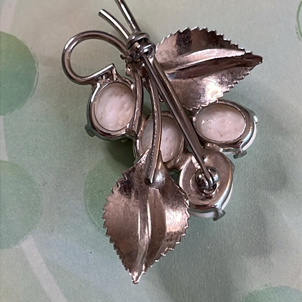 Lot of 4 vintage dainty brooches enamel, rhinestones, milk glass, embellishments - Picture 9 of 13